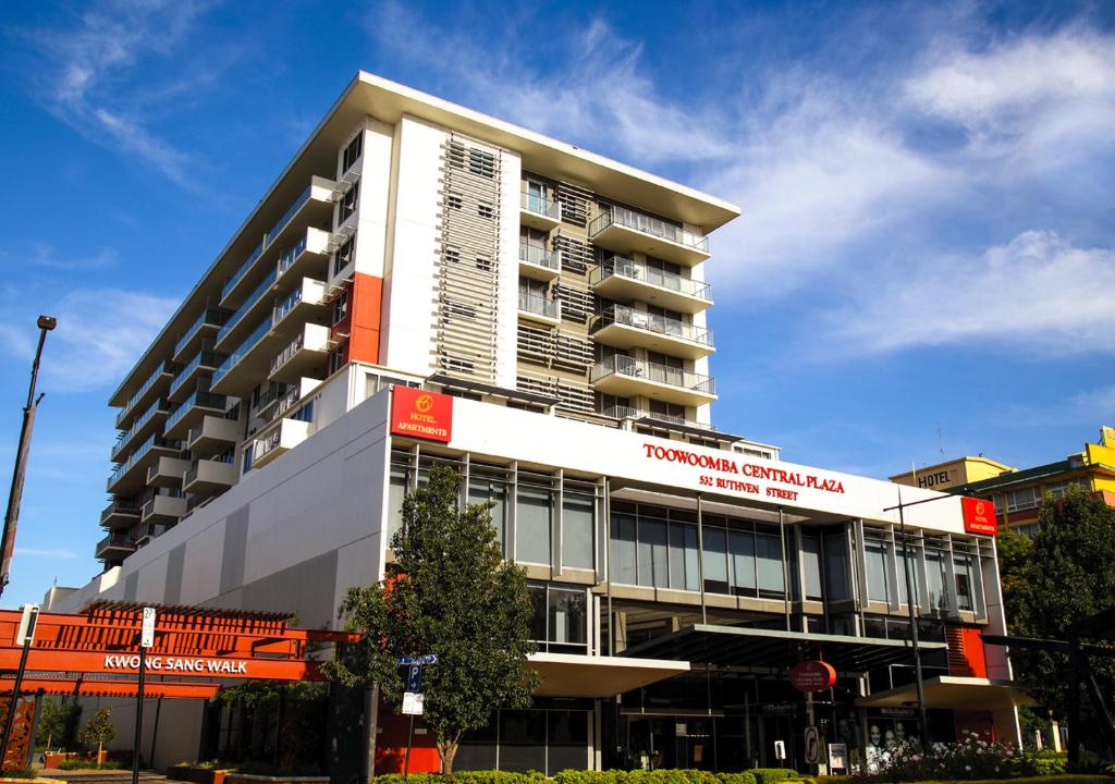 ein Gebäude mit einem Schild an der Seite in der Unterkunft Toowoomba Central Plaza Apartment Hotel Official in Toowoomba