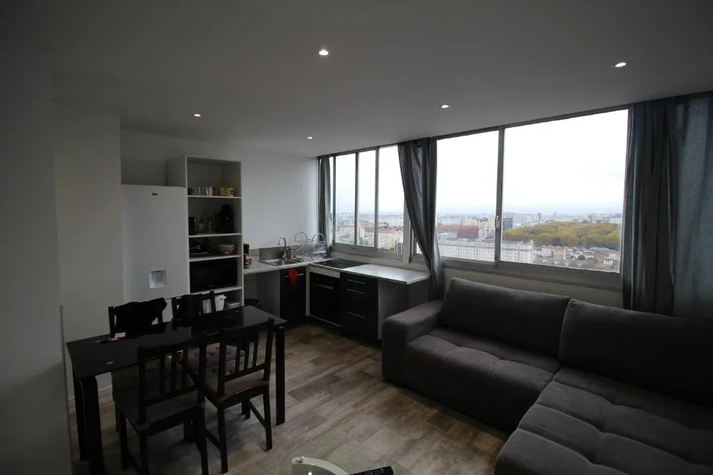 APPARTEMENT LUMINEUX AVEC SUPERBE VUE, Paris, France