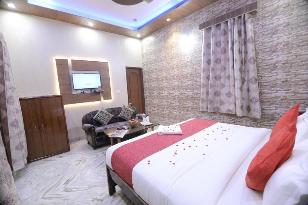 Postel nebo postele na pokoji v ubytování Hotel Rashmi