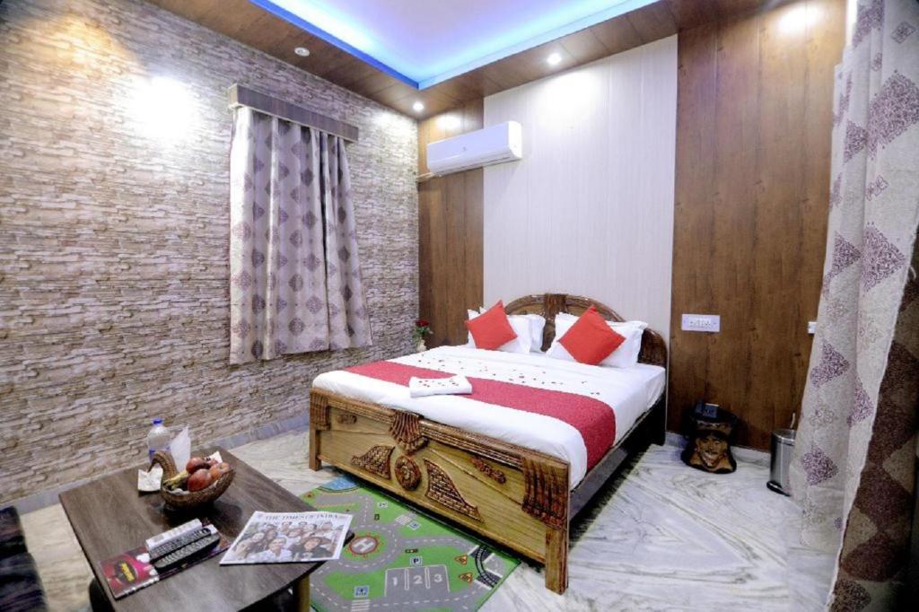 Postel nebo postele na pokoji v ubytování Hotel Rashmi