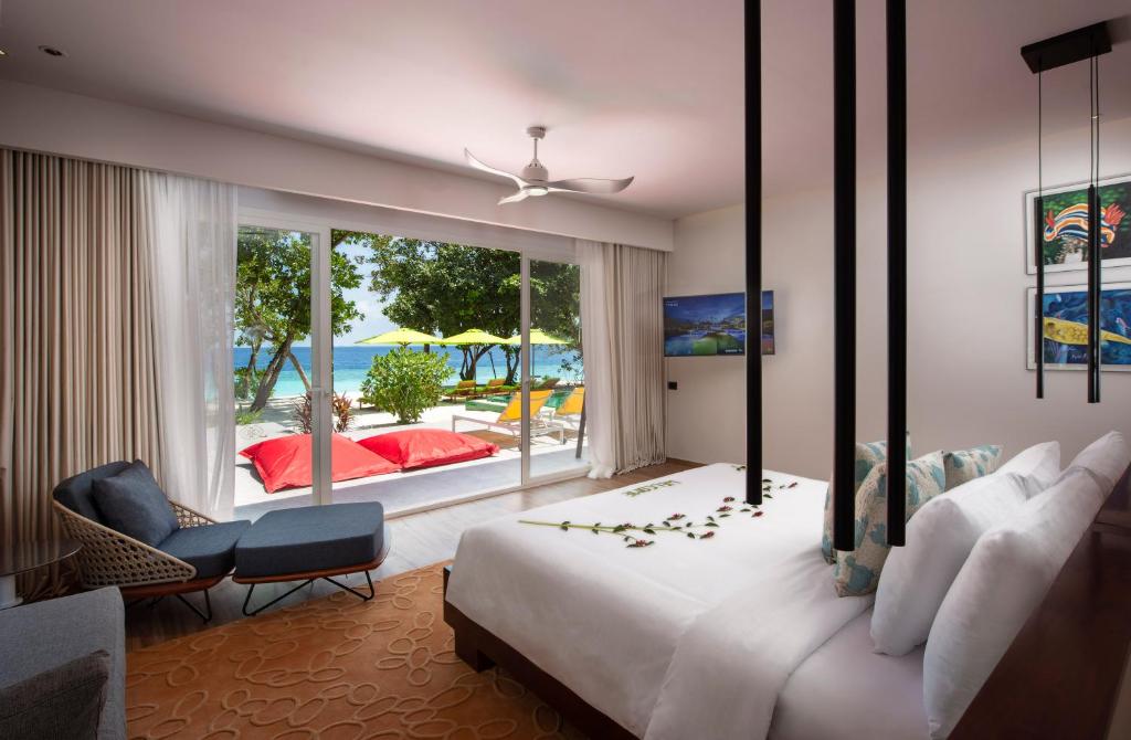 Postel nebo postele na pokoji v ubytování Emerald Maldives Resort & Spa-Deluxe All Inclusive