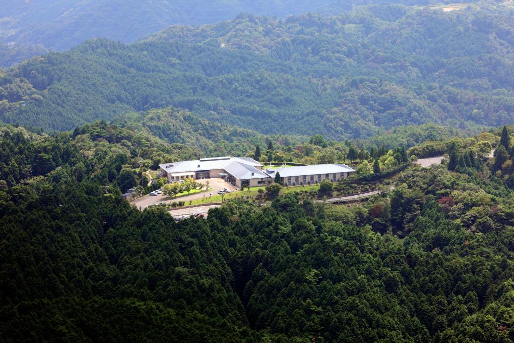 Vue aérienne d'un bâtiment au milieu d'une forêt dans l'établissement L'Hotel de Hiei, à Kyoto