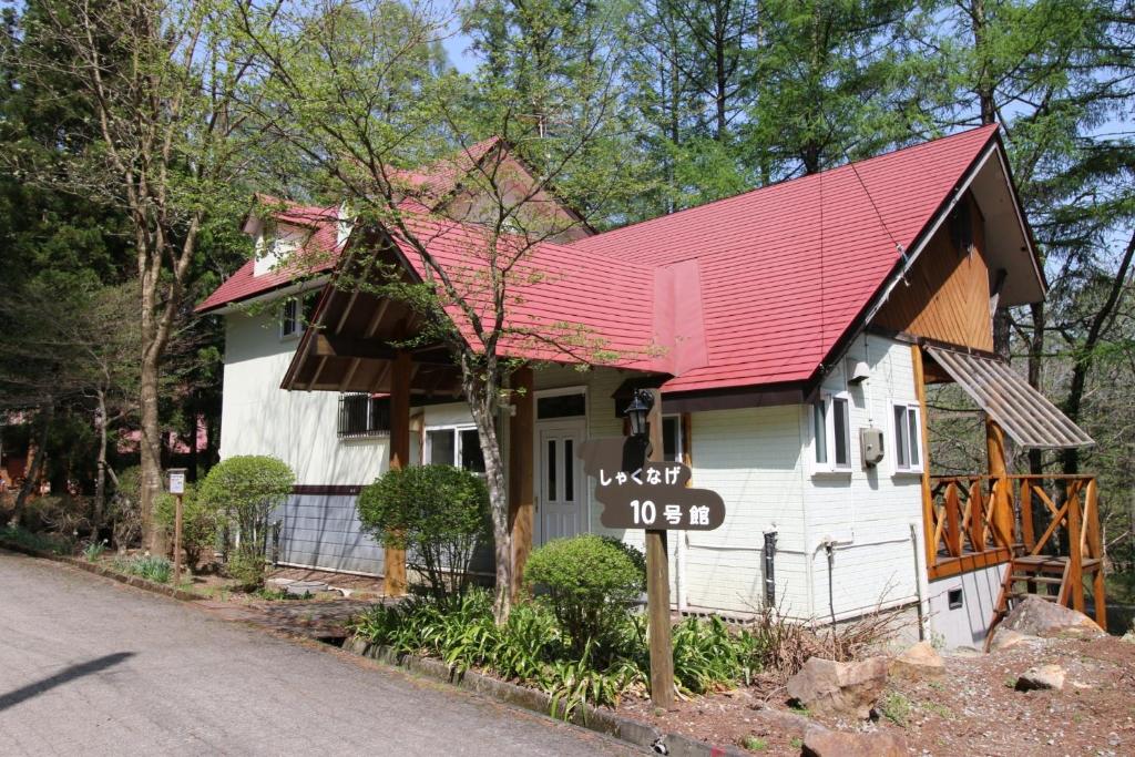 Cottage All Resort Service / Vacation STAY 8410 في Inawashiro: بيت ابيض صغير بسقف احمر
