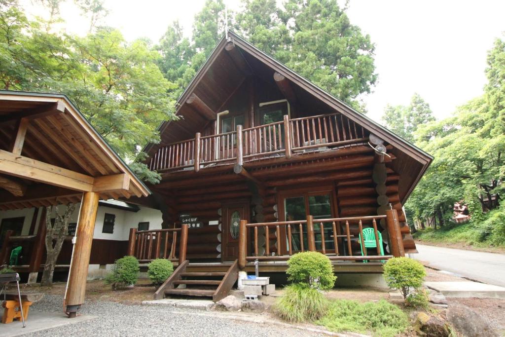 Cette cabane en rondins dispose d'une terrasse couverte et d'un balcon. dans l'établissement Cottage All Resort Service / Vacation STAY 8420, à Inawashiro