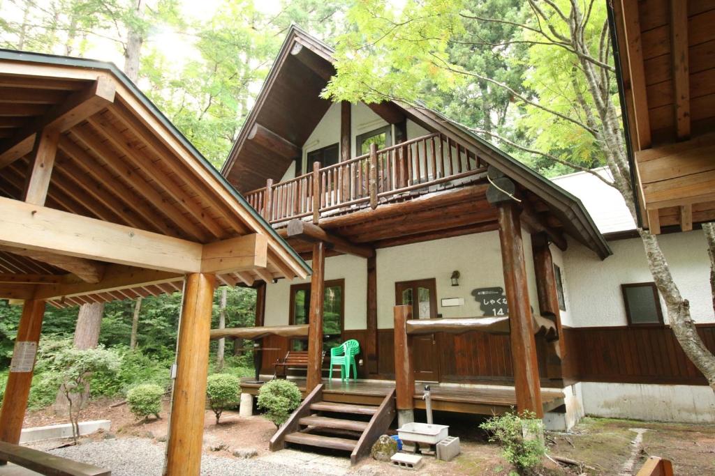 ein großes Haus mit einem Balkon und einer Terrasse in der Unterkunft Cottage All Resort Service / Vacation STAY 8422 in Inawashiro