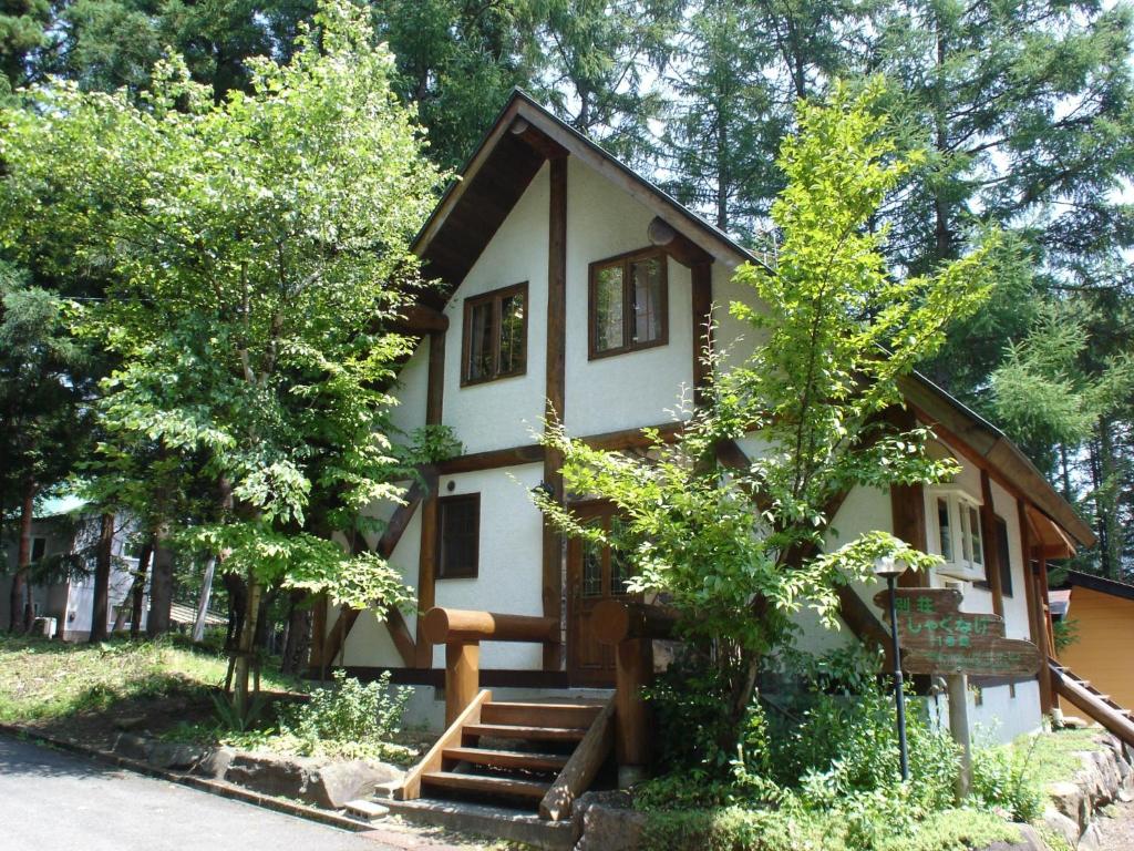 Cottage All Resort Service / Vacation STAY 8416 في Inawashiro: منزل في الغابة مع درج يؤدي إليه