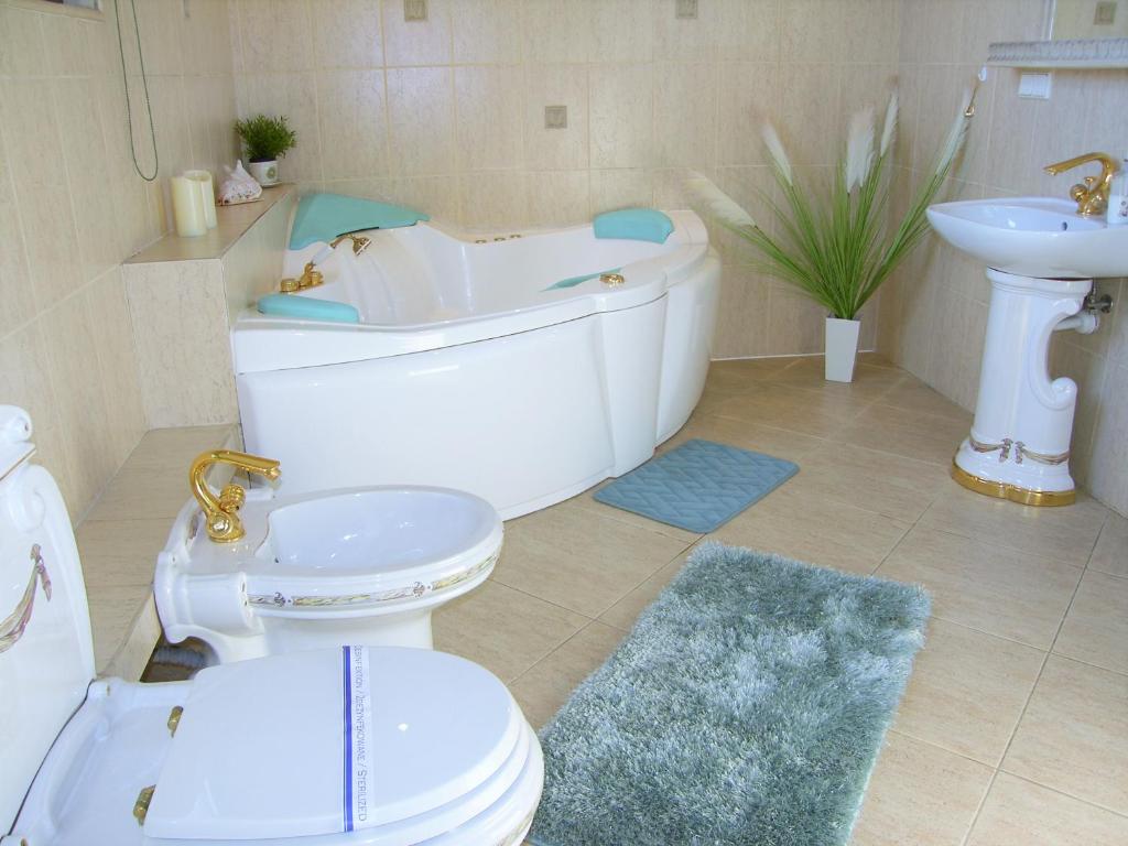 Kúpeľňa v ubytovaní Kaliny Apartamenty wanny z hydromasażem