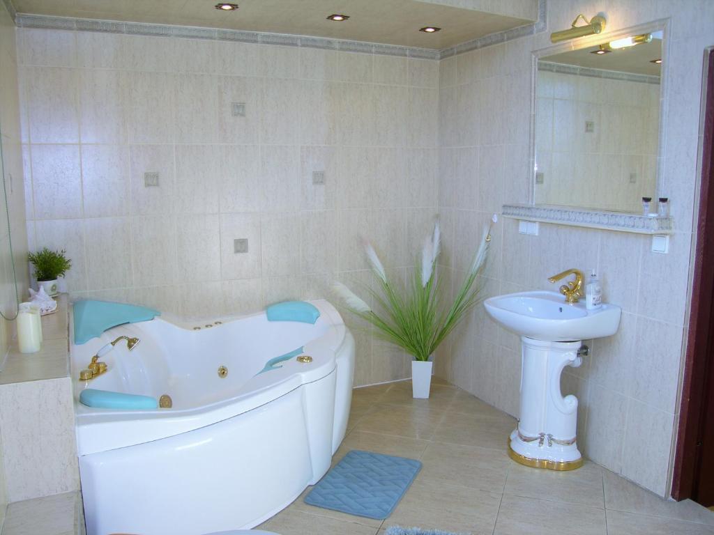 Kúpeľňa v ubytovaní Kaliny Apartamenty wanny z hydromasażem
