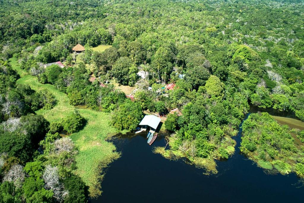 una vista aérea de una casa en medio de un lago en Amazonia Jungle Hotel en Iranduba