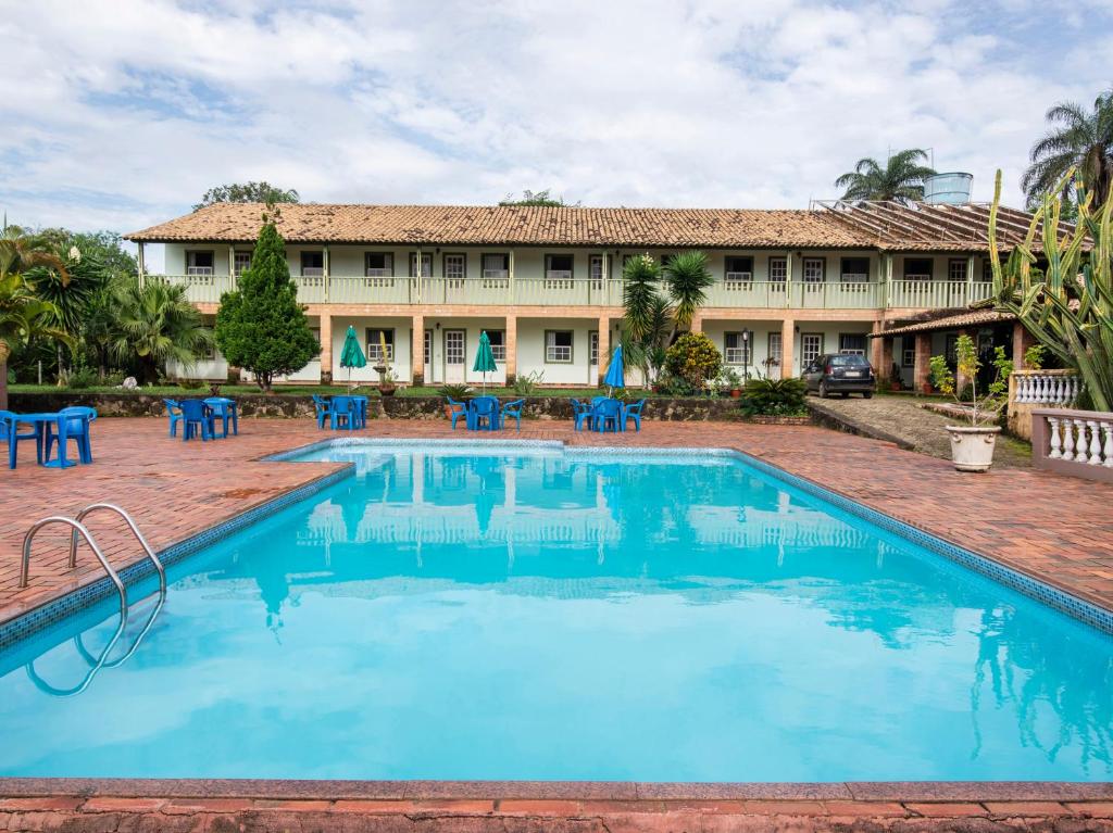 uma vista da estalagem a partir da piscina em Pousada Serra Do Ouro em Tiradentes