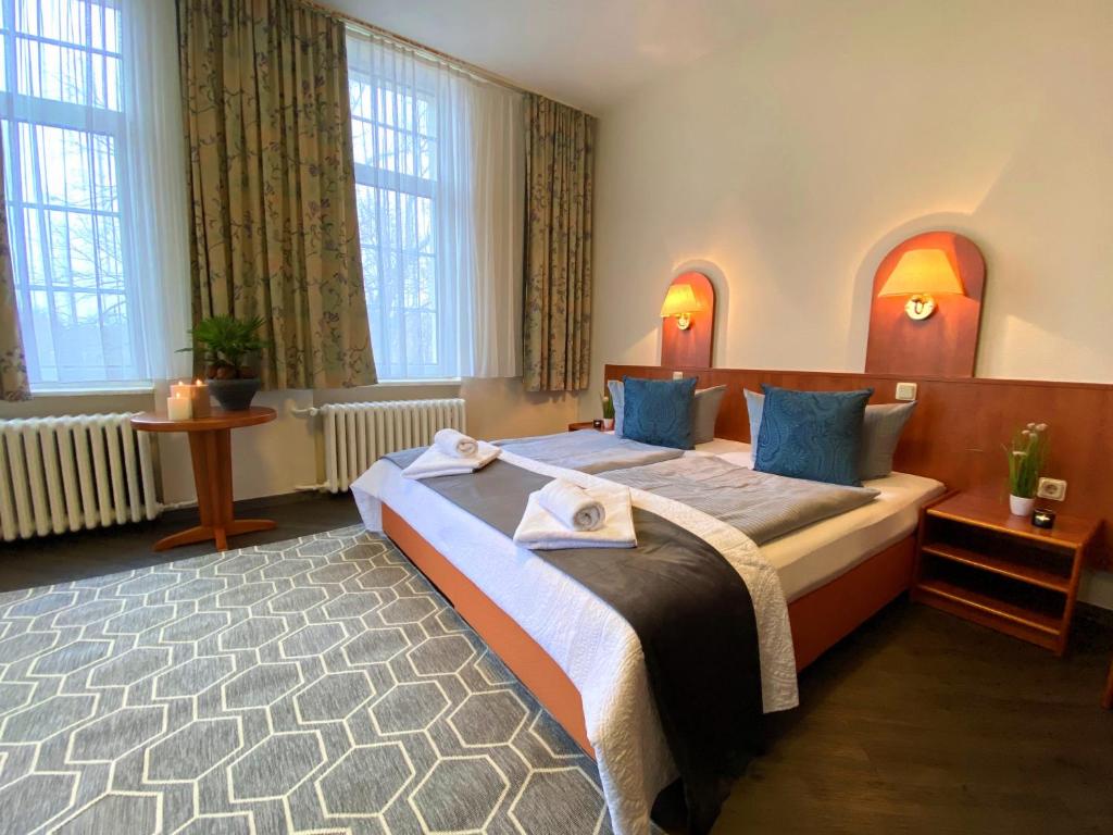 Postel nebo postele na pokoji v ubytování REGIOHOTEL Quedlinburger Hof Quedlinburg