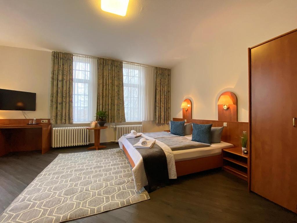 Postel nebo postele na pokoji v ubytování REGIOHOTEL Quedlinburger Hof Quedlinburg