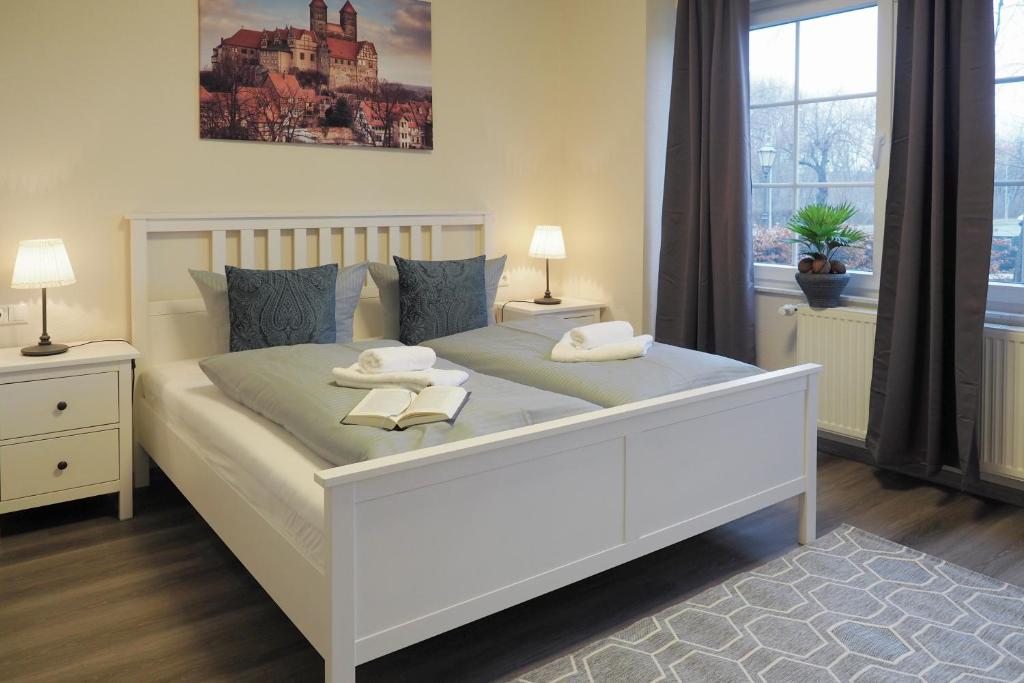Postel nebo postele na pokoji v ubytování REGIOHOTEL Quedlinburger Hof Quedlinburg