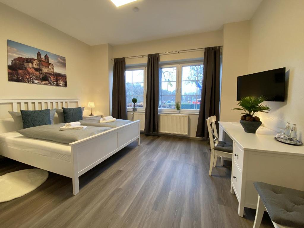 TV a/nebo společenská místnost v ubytování REGIOHOTEL Quedlinburger Hof Quedlinburg