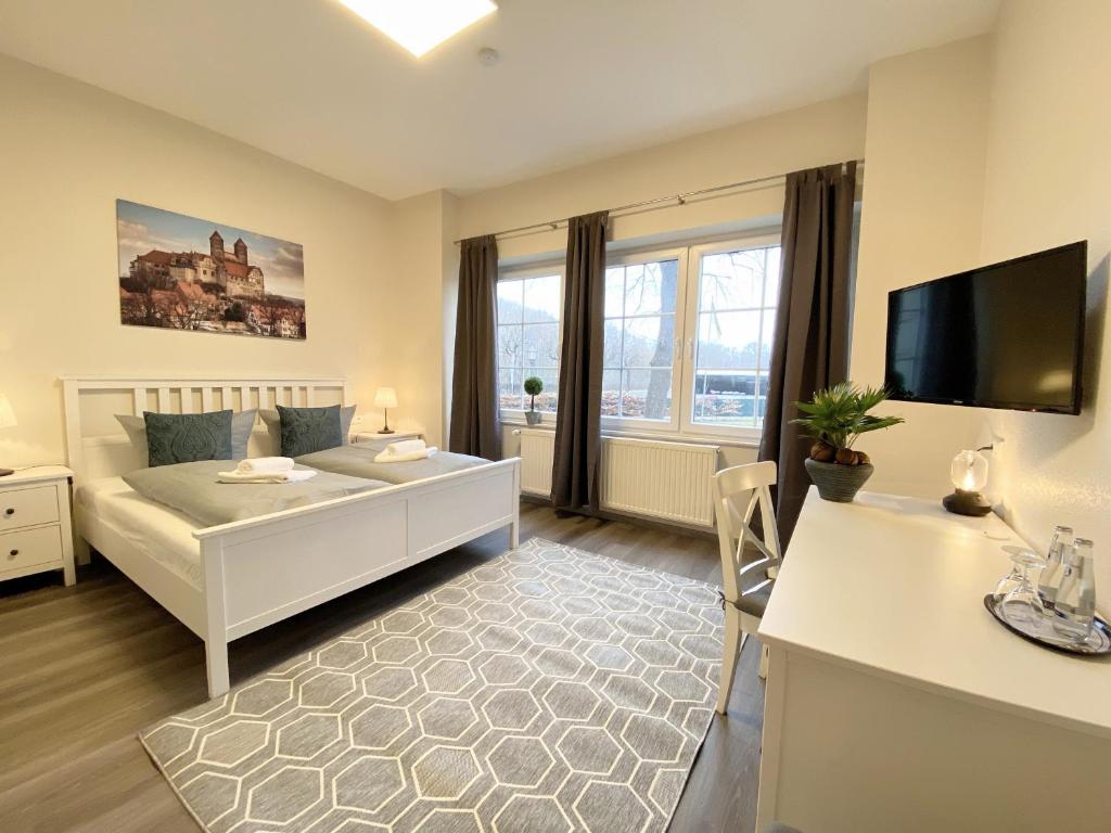 Postel nebo postele na pokoji v ubytování REGIOHOTEL Quedlinburger Hof Quedlinburg