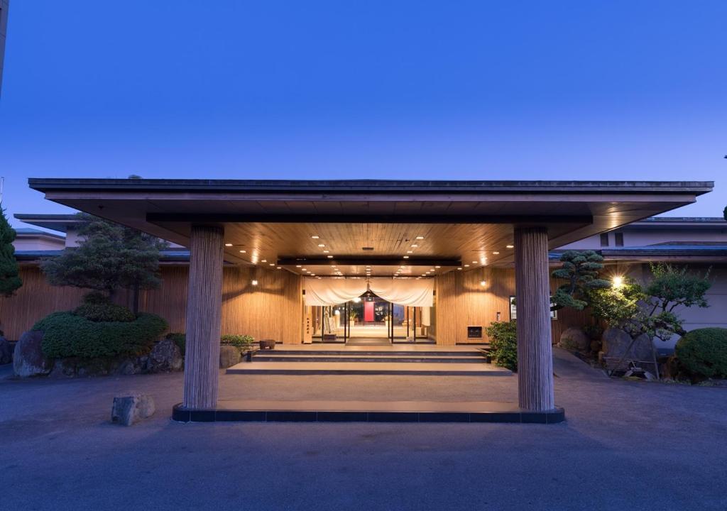 un gran edificio con un cielo azul en el fondo en Wataya Besso, en Ureshino