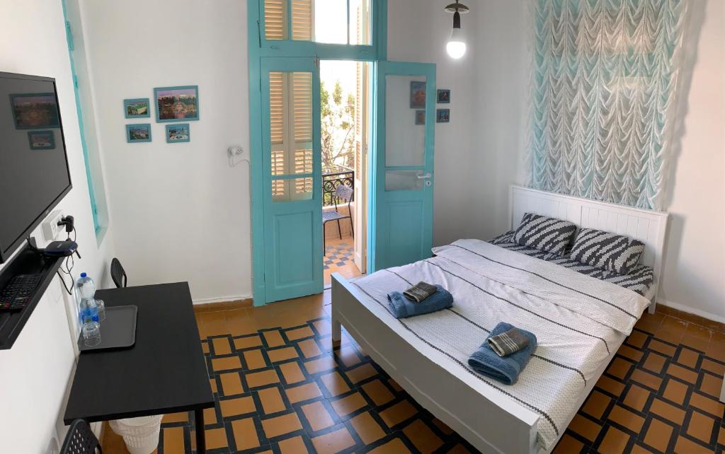 Rúm í herbergi á GuestHouse COMFY - separate rooms in the apartment for a relaxing holiday
