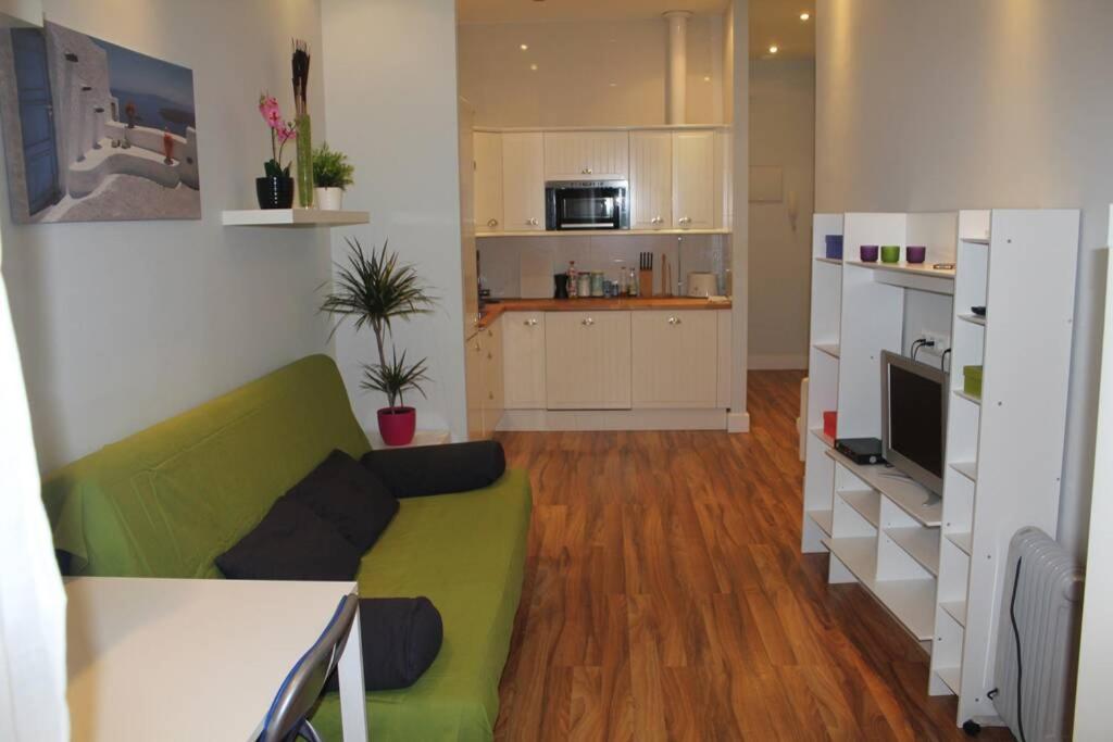 A kitchen or kitchenette at Bonito apartamento Cádiz centro