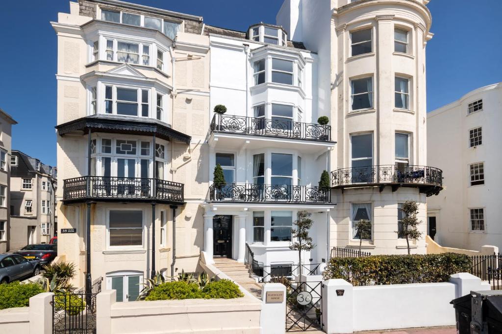 un edificio de apartamentos en Londres con balcones en Eastcliff House en Brighton & Hove
