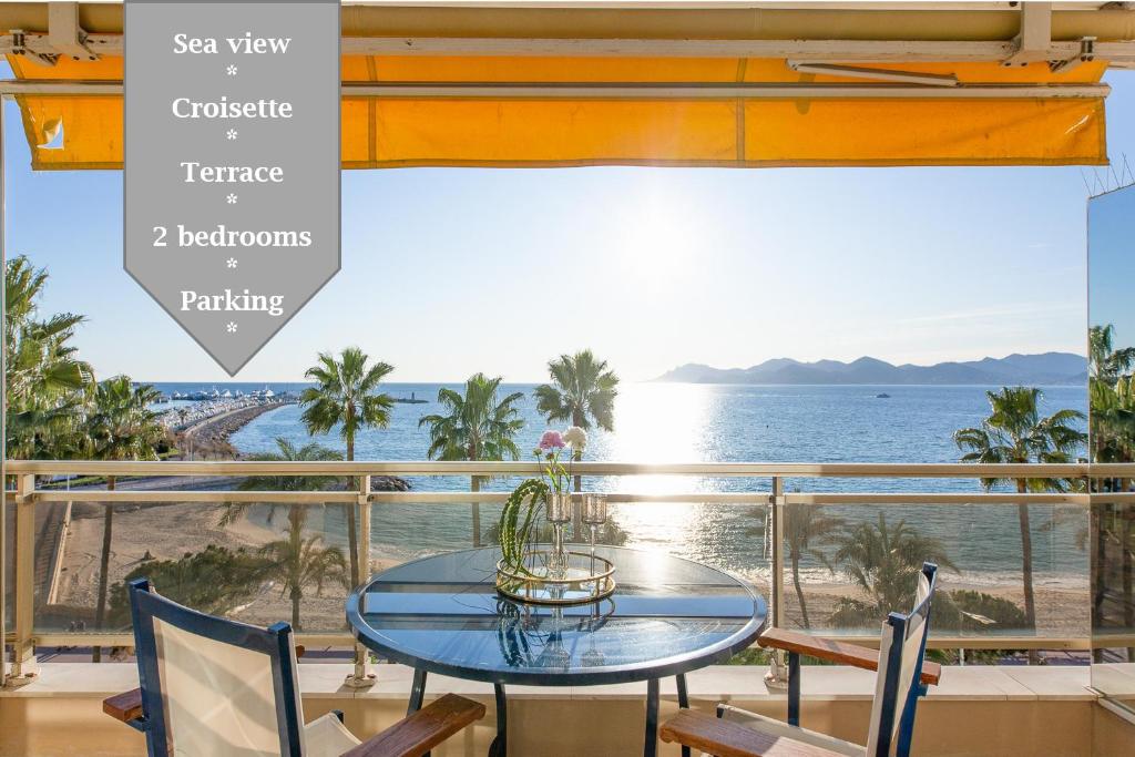 une table et des chaises sur un balcon avec vue sur l'océan dans l'établissement On La Croisette: new 2 bedrooms with sea view, à Cannes