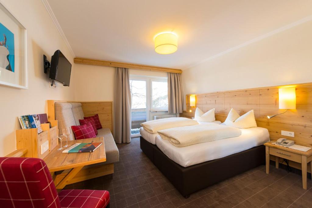 Postel nebo postele na pokoji v ubytování Hotel Garni Entstrasser