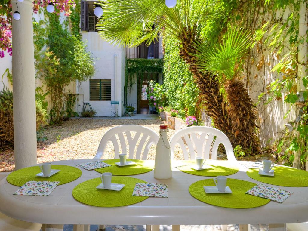 Un restaurante o sitio para comer en Holiday Home Sant Felip by Interhome