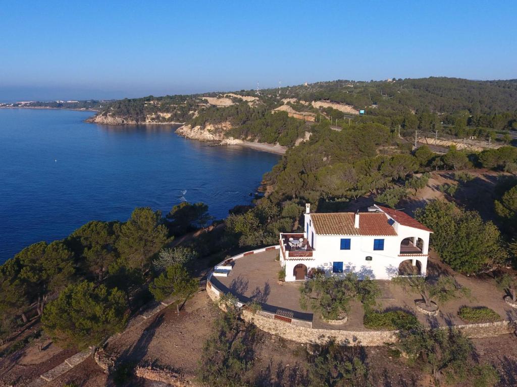 eine Luftansicht eines Hauses auf einer Insel im Wasser in der Unterkunft Holiday Home Mas del Guixe by Interhome in Perelló