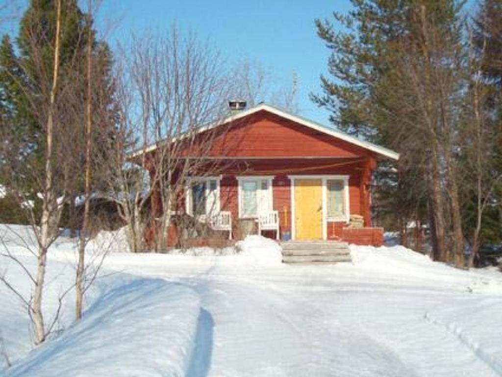 una pequeña casa en la nieve delante en Holiday Home Raanumökki 1 by Interhome, en Lampsijärvi