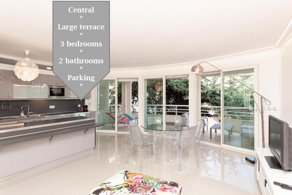 un salon avec une table et une télévision dans l'établissement MARTINEZ HOTEL AREA: Modern 3 bedrooms w/ terrace, à Cannes