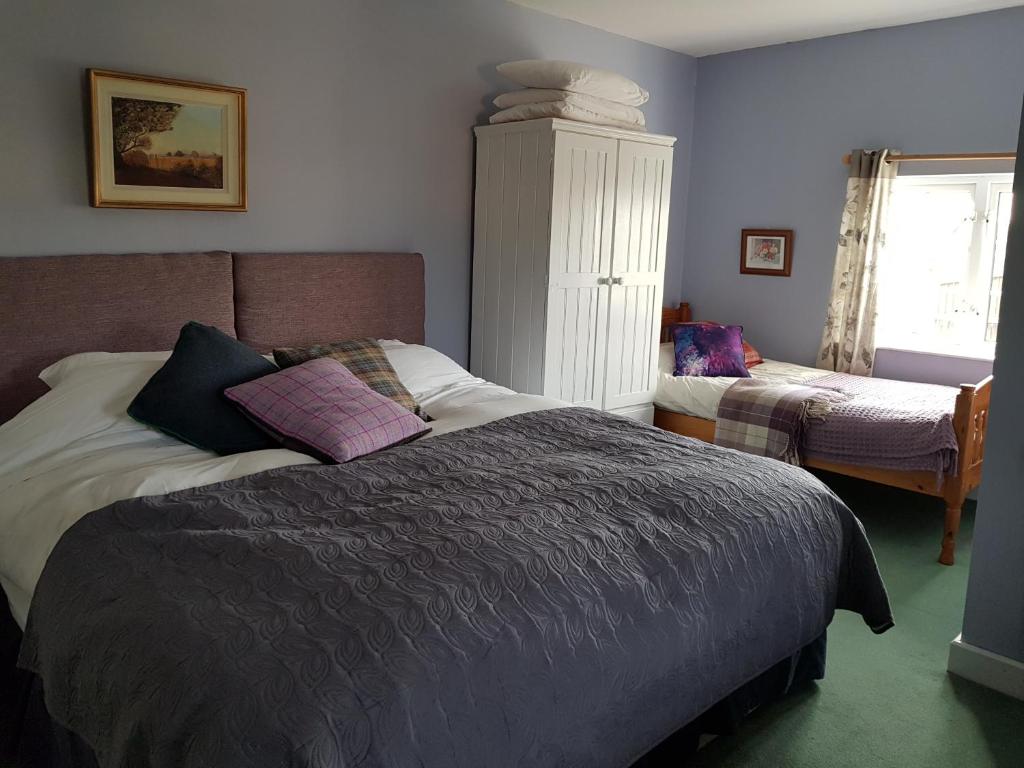 Postel nebo postele na pokoji v ubytování Annaharvey Farm B&B