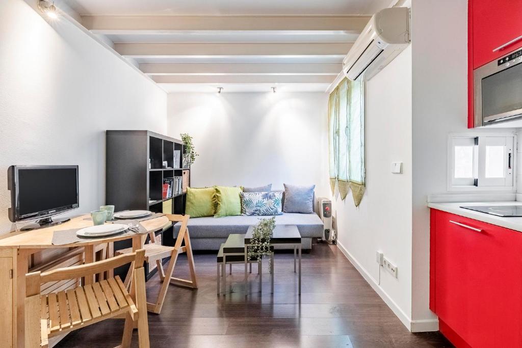 een woonkamer met een bank en een tafel bij Fabuloso estudio en pleno centro de Madrid. in Madrid