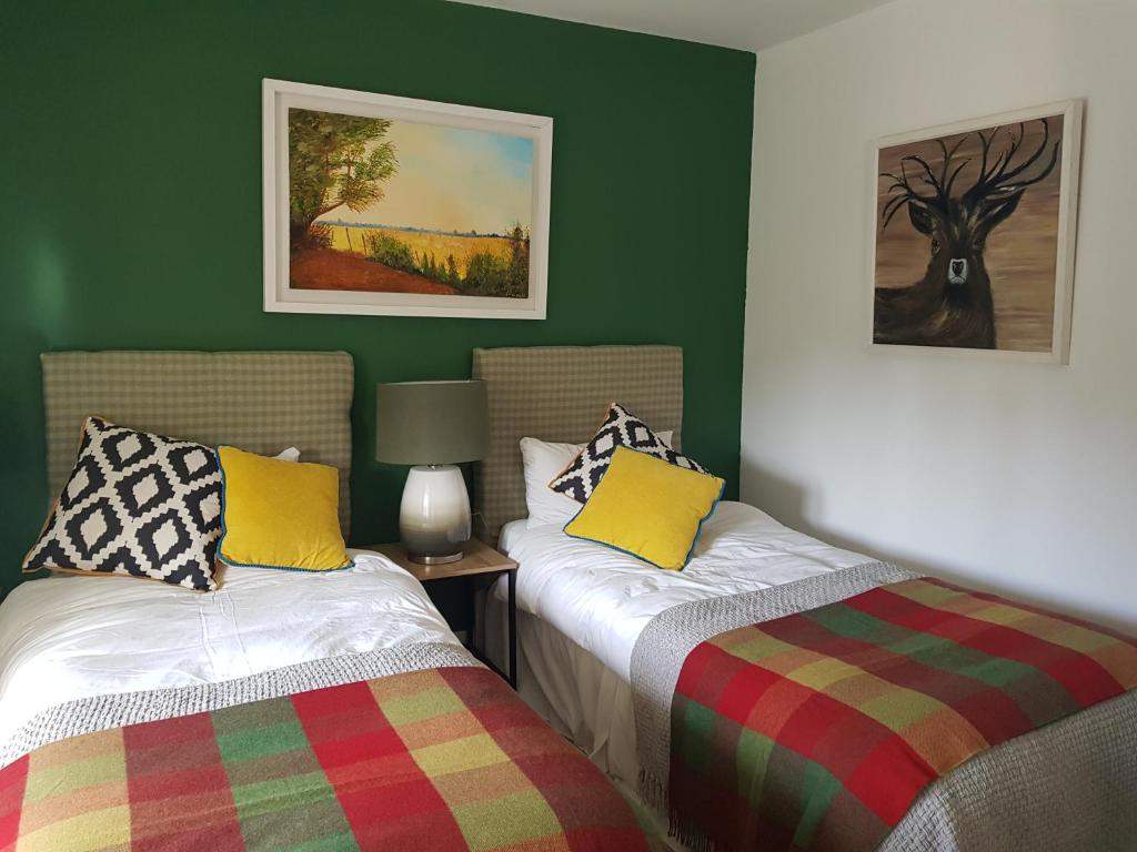 Postel nebo postele na pokoji v ubytování Annaharvey Farm B&B