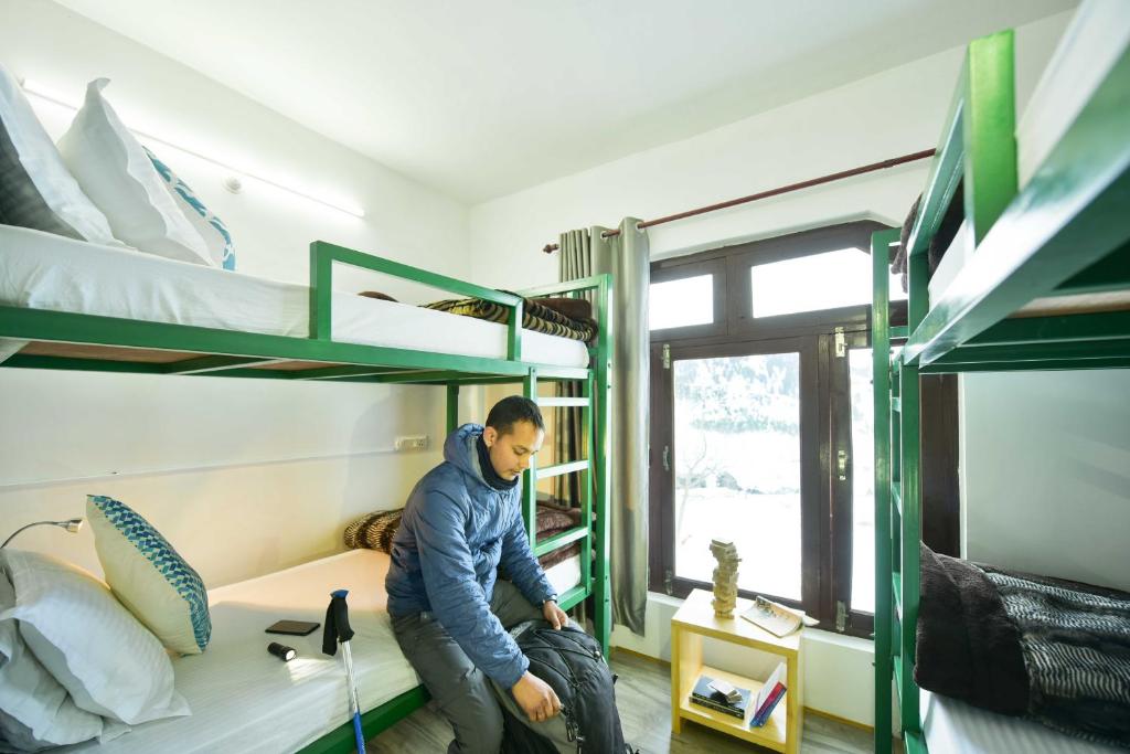 Palanda nebo palandy na pokoji v ubytování Zostel Rajgundha