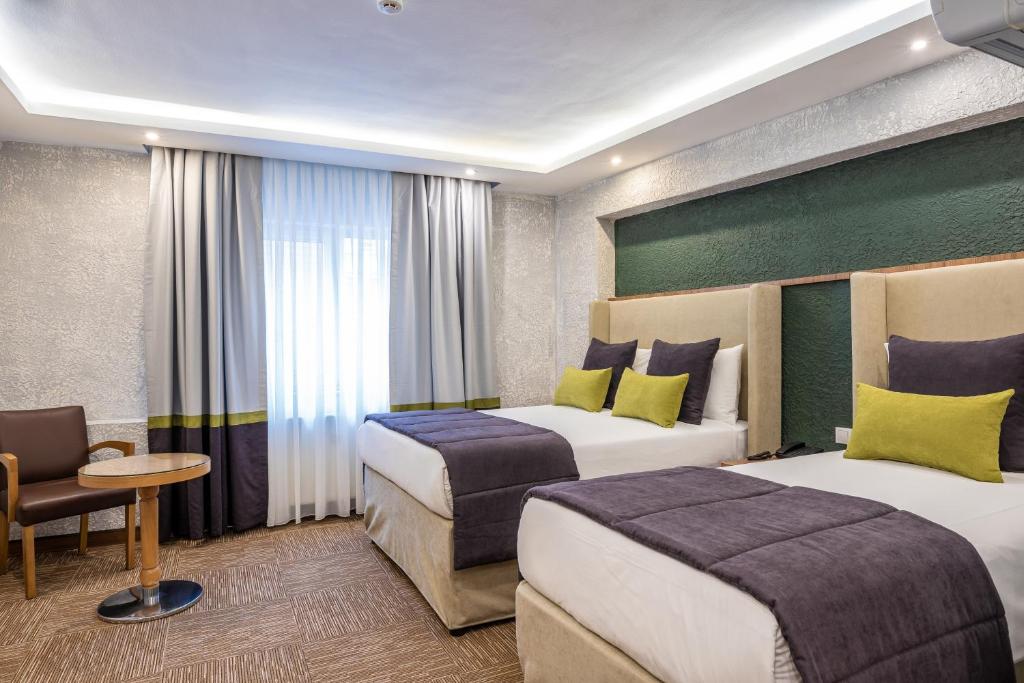 Postel nebo postele na pokoji v ubytování Carlton Hotel Old City