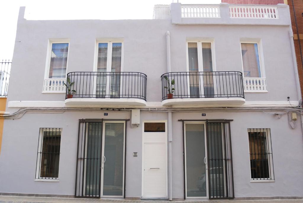 Casa blanca con 2 balcones en la parte superior. en Balaustrada Apartments, en Burjasot