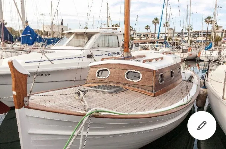 Port Forum, lovely wooden boat, two bikes included, Barcelona, Spain