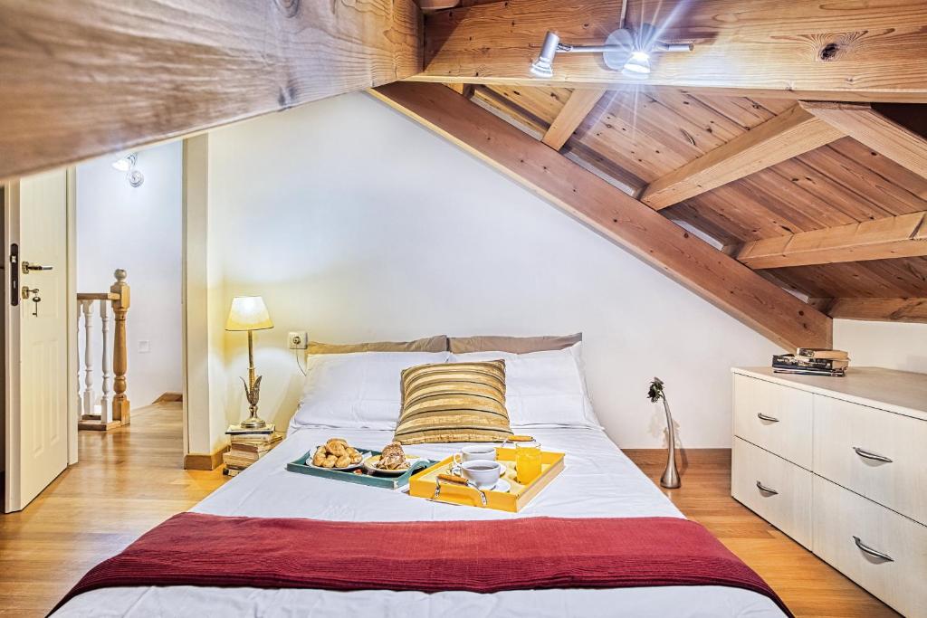 - une chambre avec un grand lit et des plafonds en bois dans l'établissement CASA MIRKA Corfu Petite Maisonette, à Anemómylos