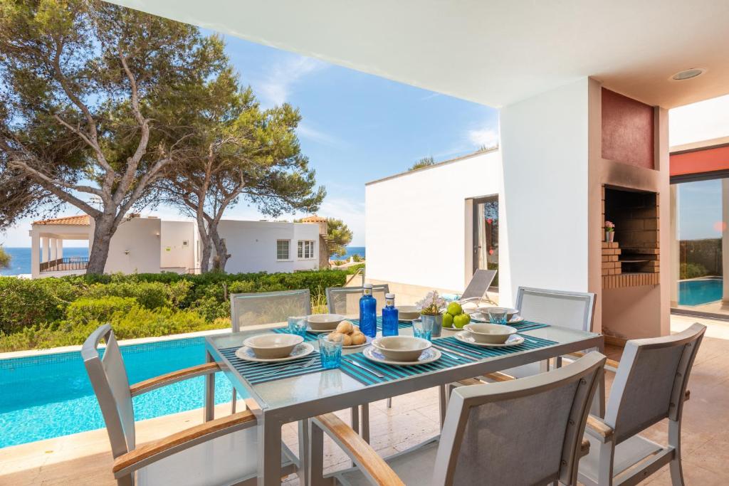 Bazén v ubytování Villa Binizahira by Mauter Villas nebo v jeho okolí