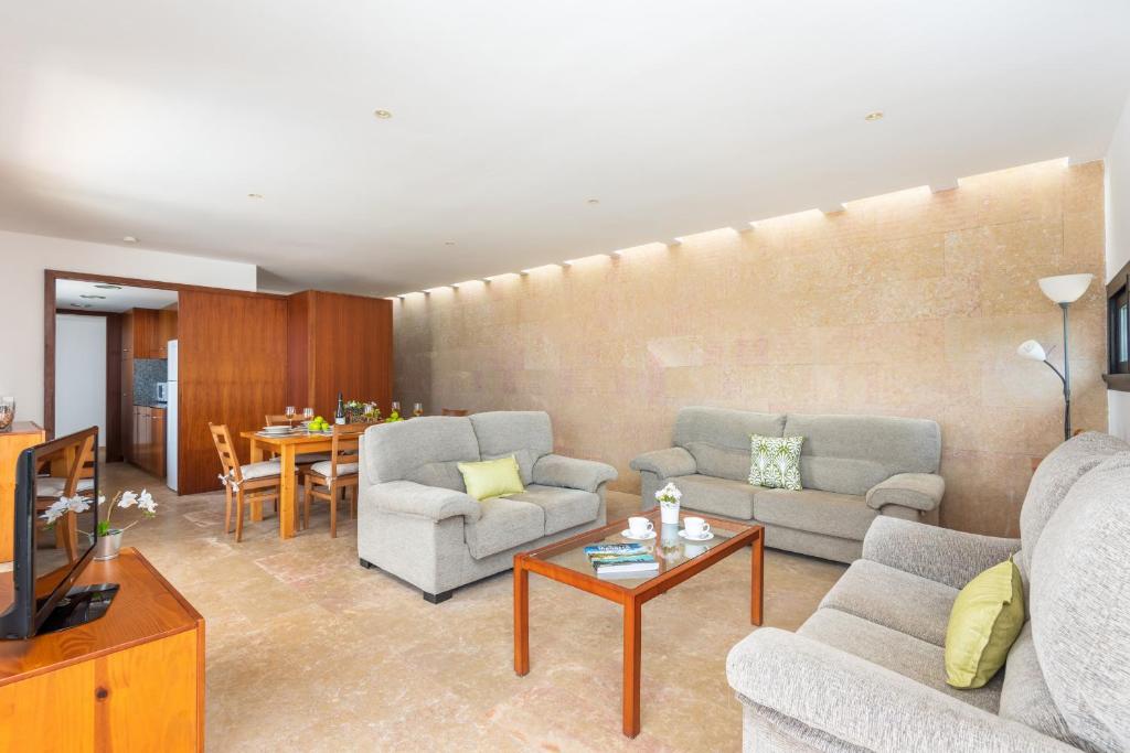 Posezení v ubytování Villa Binizahira by Mauter Villas
