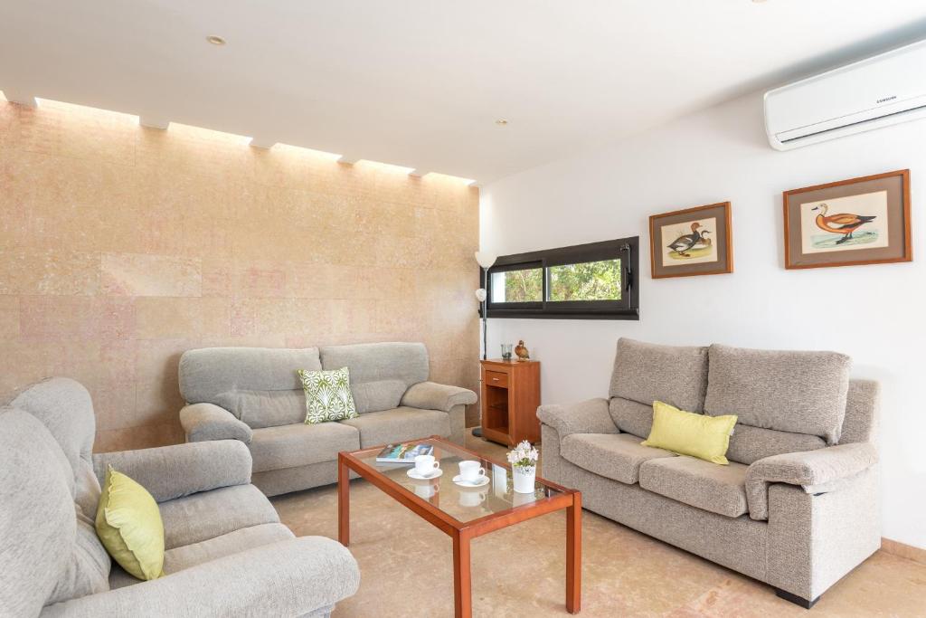 Posezení v ubytování Villa Binizahira by Mauter Villas