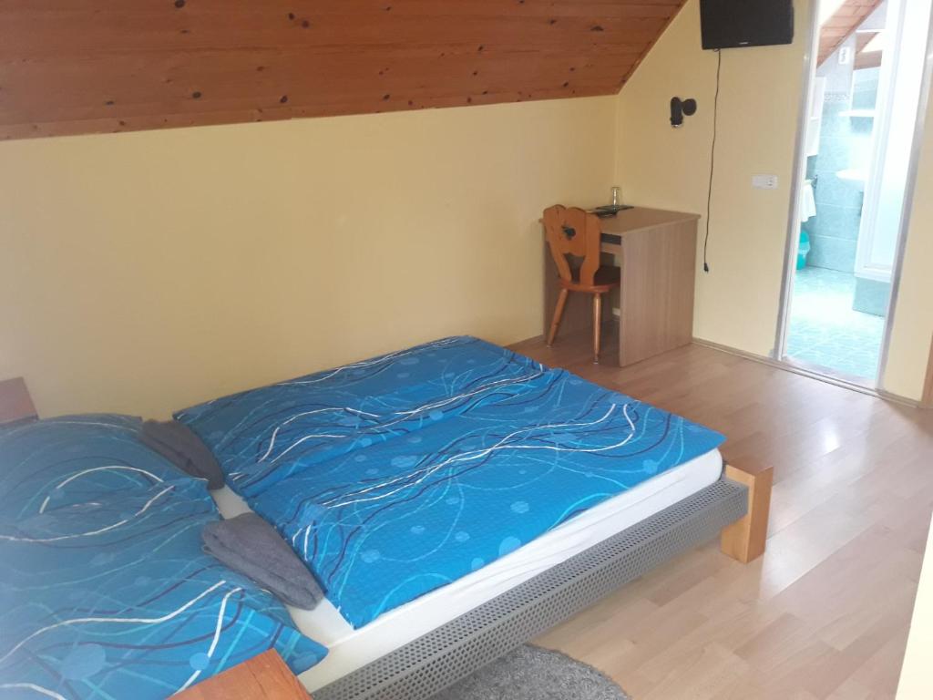 Ein Bett oder Betten in einem Zimmer der Unterkunft Arielle Panzió