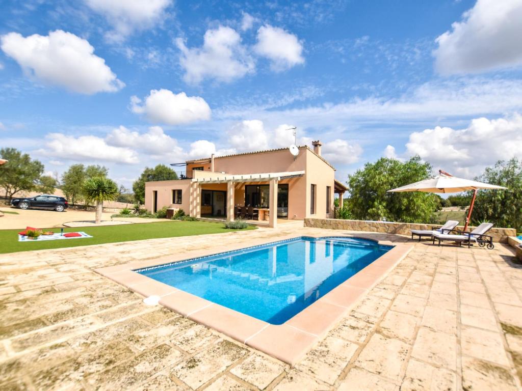 uma villa com uma piscina e uma casa em Holiday Home Son Tey by Interhome em Sineu