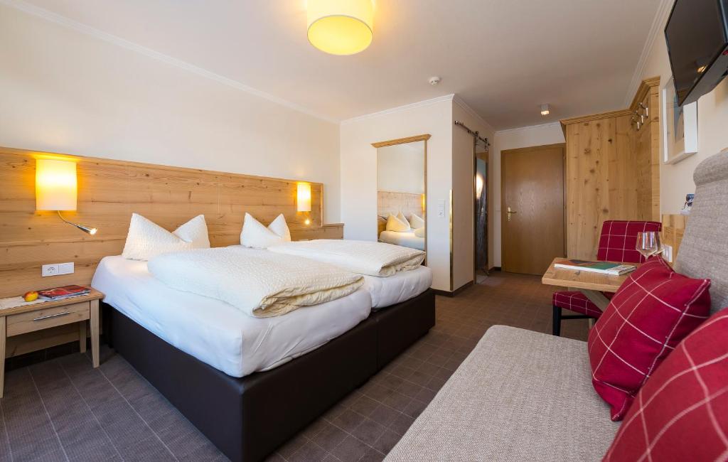 Postel nebo postele na pokoji v ubytování Hotel Garni Entstrasser