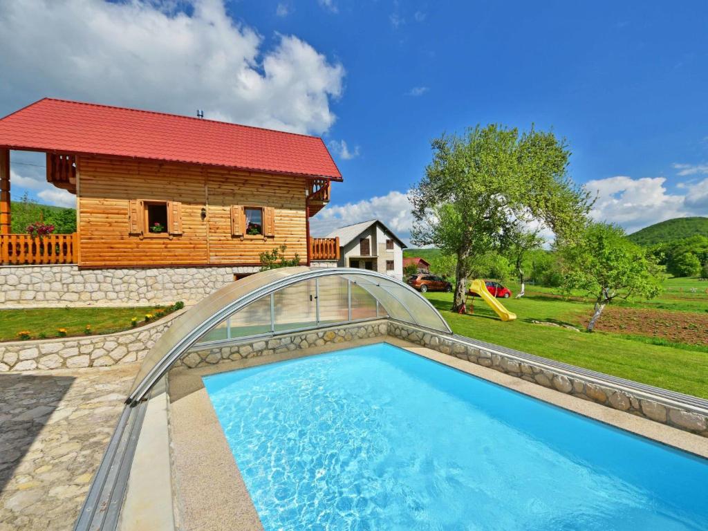 Bazén v ubytování Chalet Lana by Interhome nebo v jeho okolí