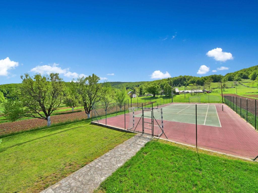 Tenis a/nebo squash v ubytování Chalet Lana by Interhome nebo okolí