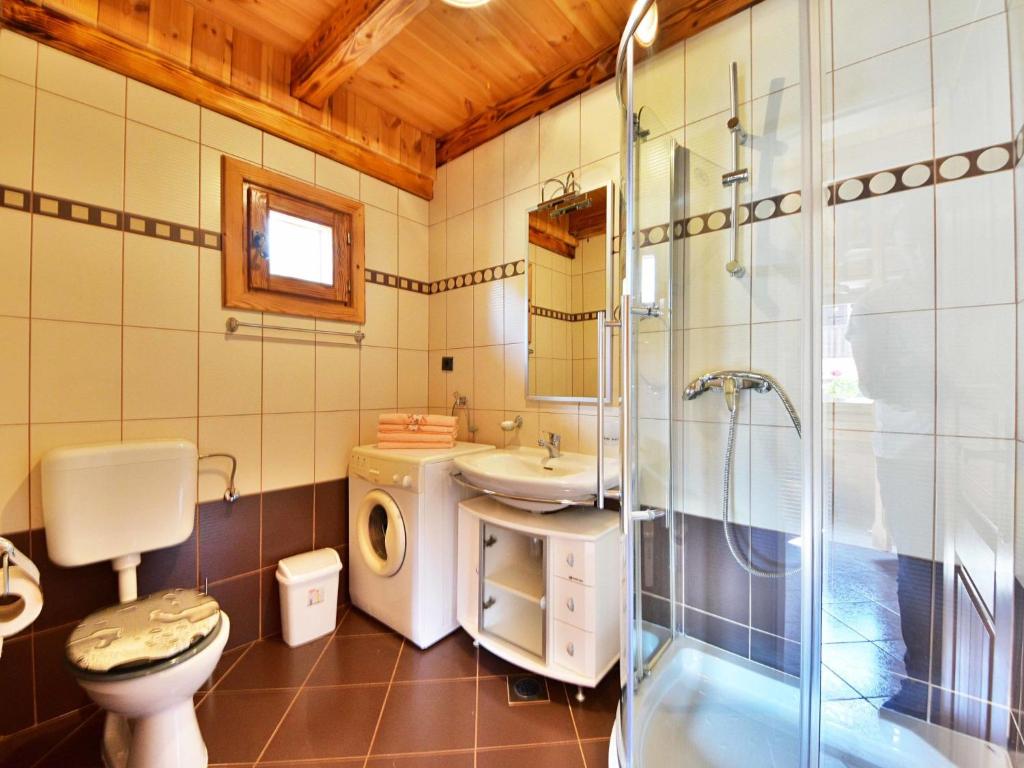 Koupelna v ubytování Chalet Lana by Interhome