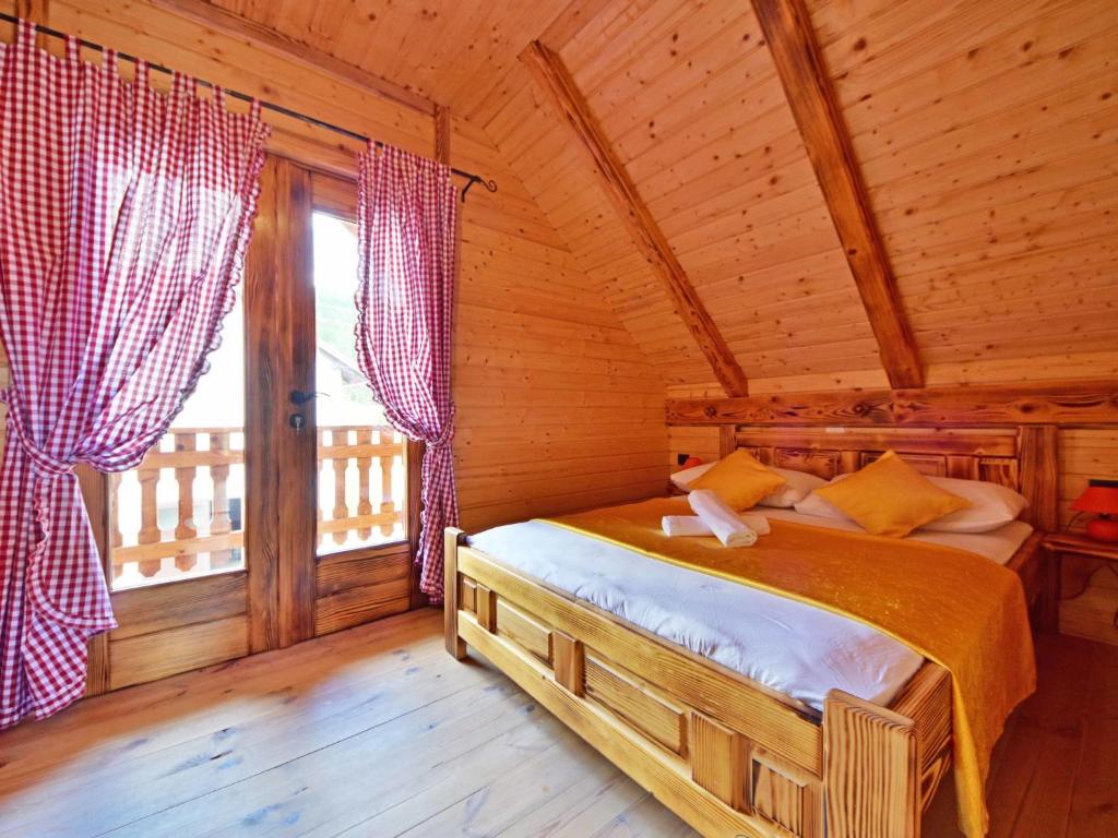 Postel nebo postele na pokoji v ubytování Chalet Lana by Interhome