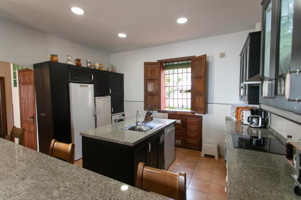 Kuchyň nebo kuchyňský kout v ubytování CASA CUARTEL EL VELERO