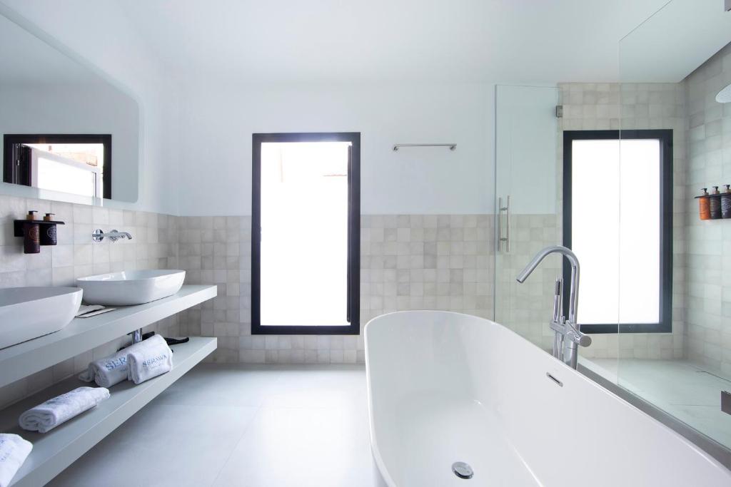 Koupelna v ubytování Hotel Serawa Alicante
