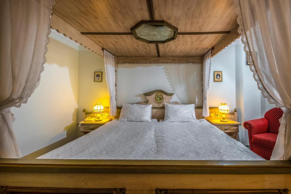 Postel nebo postele na pokoji v ubytování Corvin Hotel Budapest Sissi Wing
